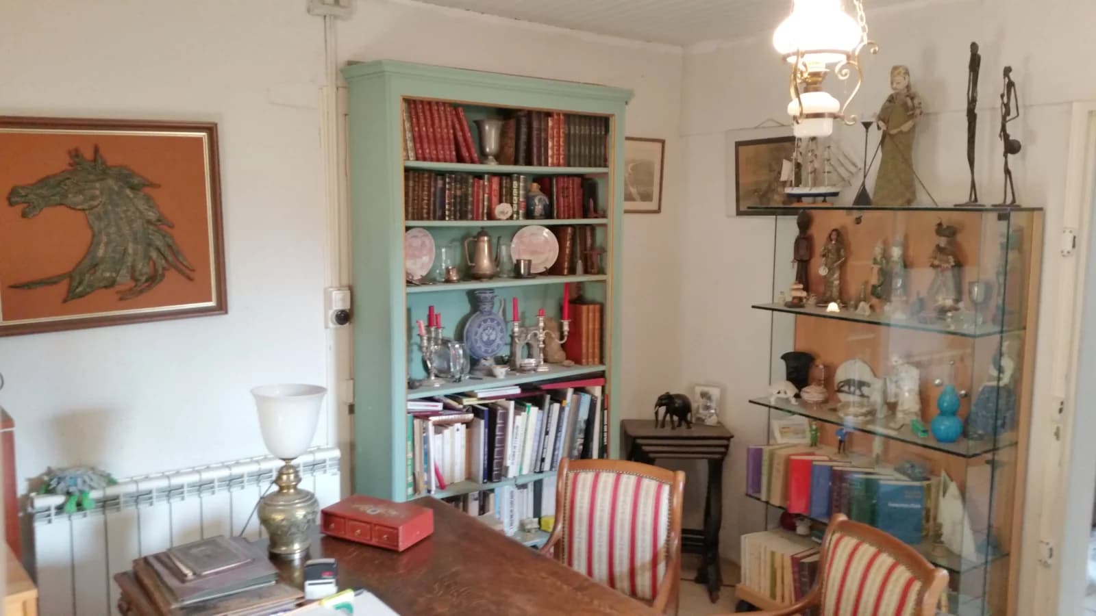 Salon dans Maison unique avec sa grande salle de cinéma privée - 0