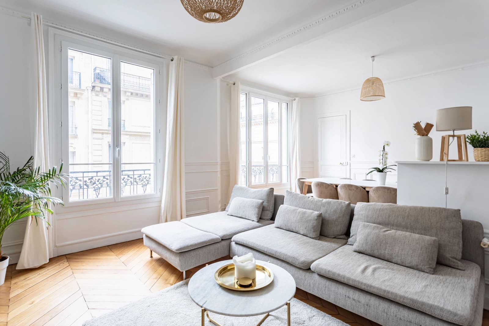 Salon dans Grand appartement au design épuré et minimaliste - 1