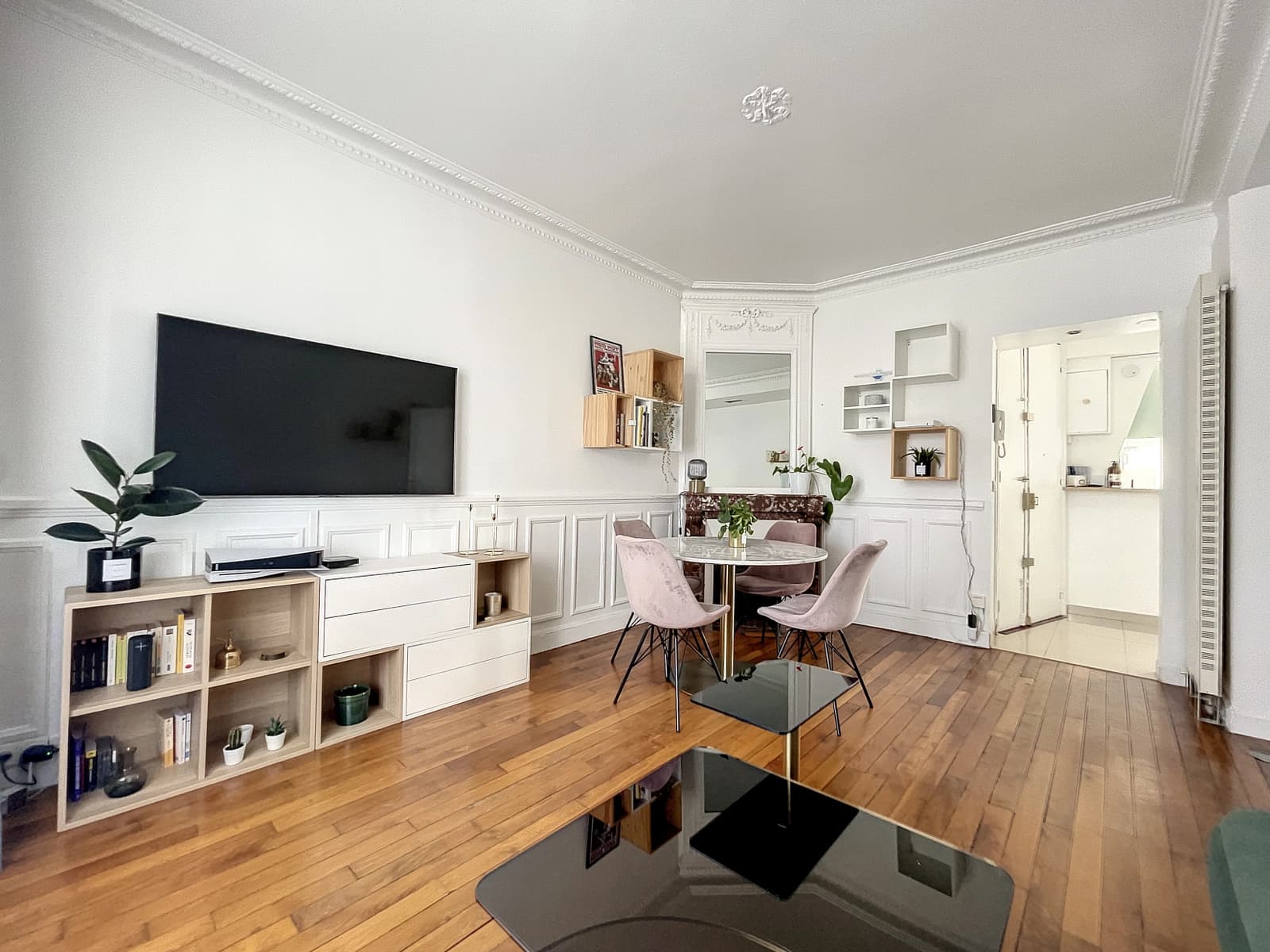Space Bright, modern Haussmann apartment - 0