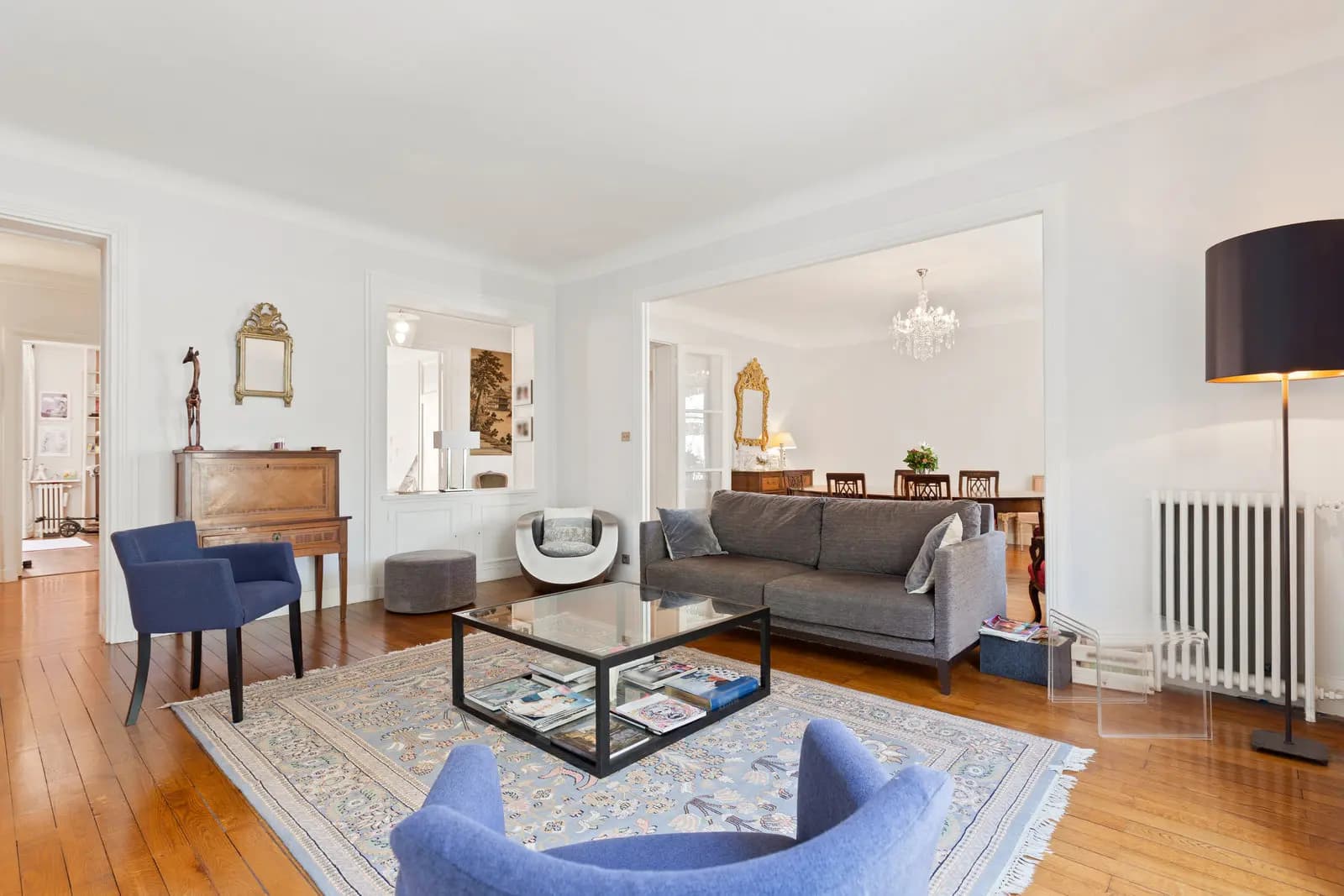 Living room in Elegant and spacious apartment - 0