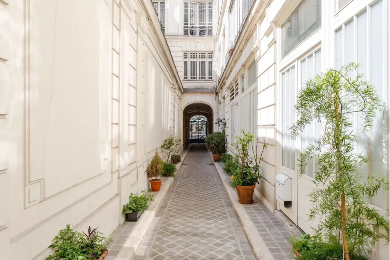 Espace Grand loft atypique baigné de lumière sous sa verrière - 3