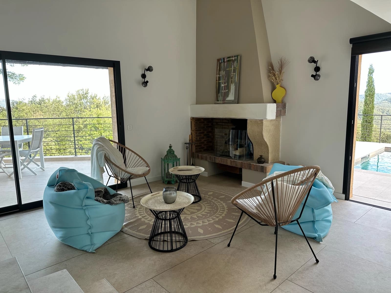 Living room in Magnificent villa with lake view - 1