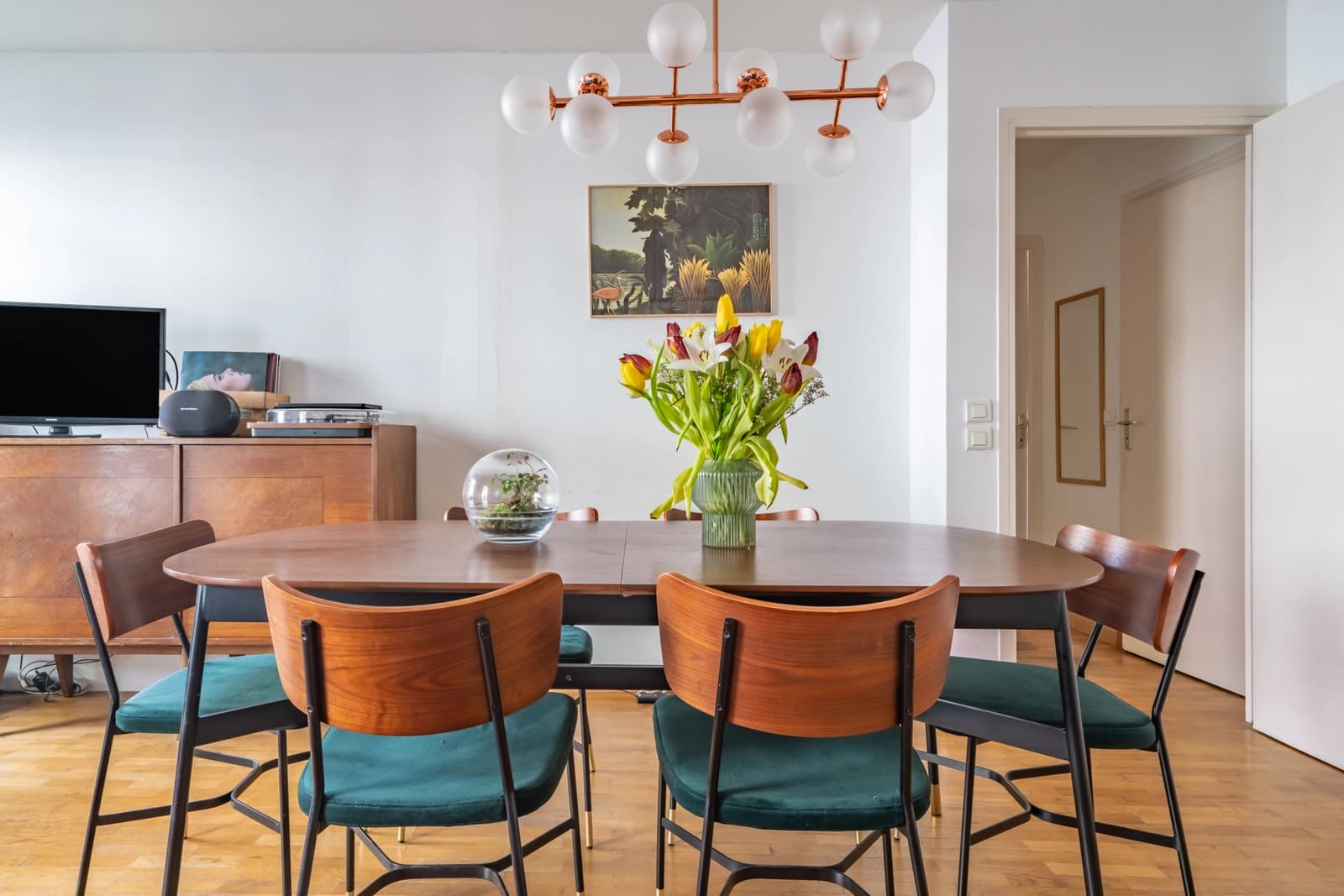 Meeting room in Colorful & spacious apartment - 1