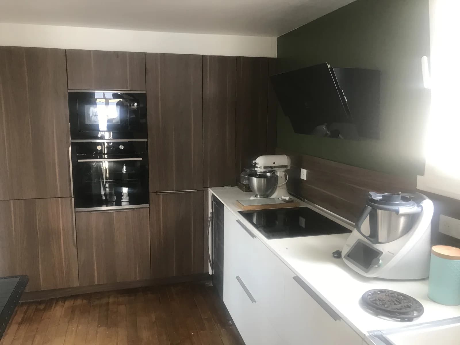Cuisine dans Demeure avec vue lac, terrasse pour des repas en plein air - 1