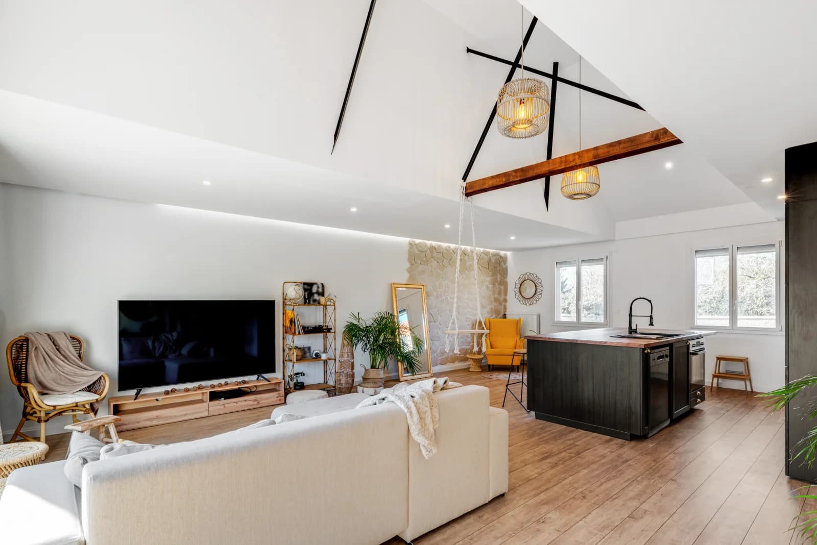 Living room in Chic, atypical space - 1
