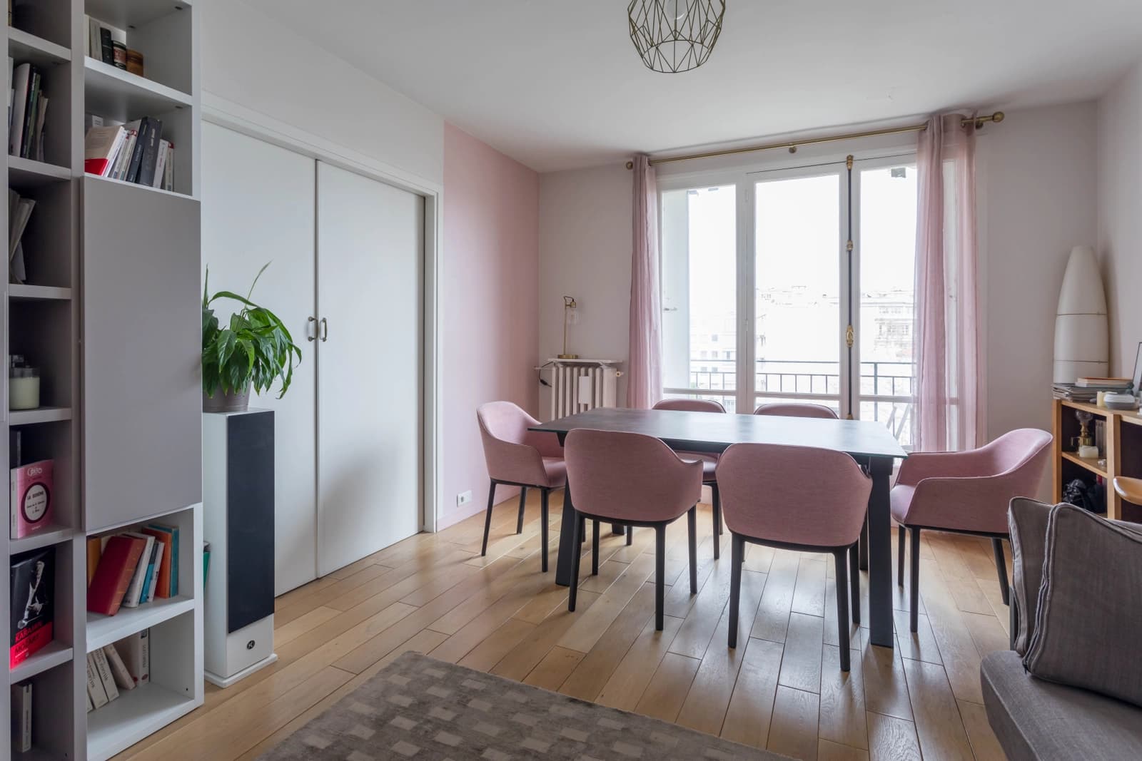 Salle de réunion dans Un lieu cosy où la lumière douce invite à la détente - 1