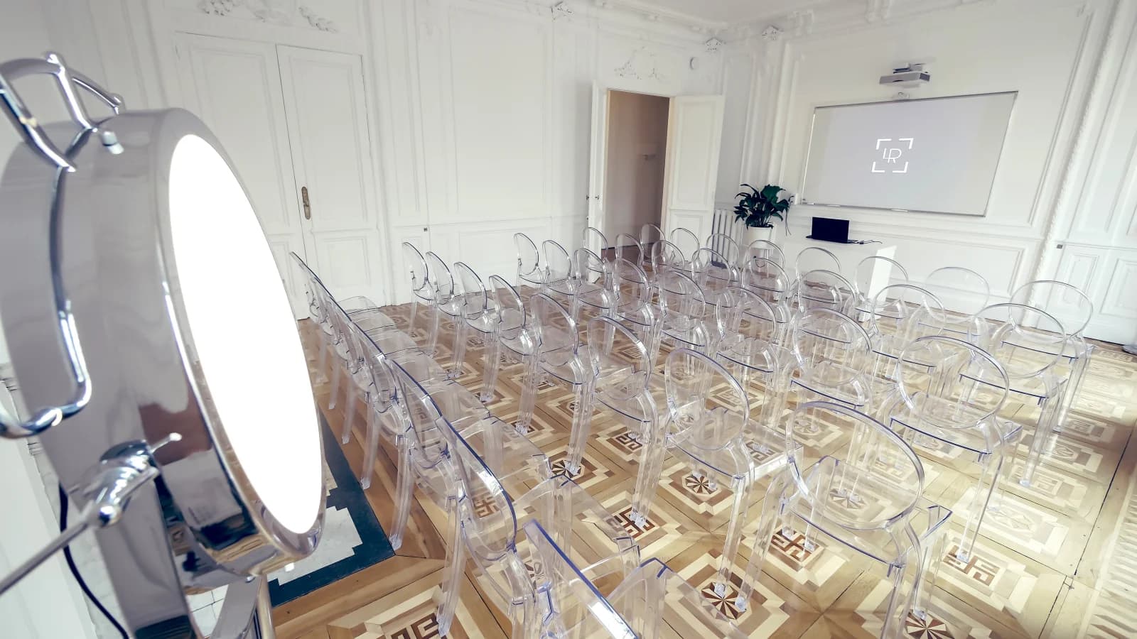 Salle de bain dans Le grand salon convivial de l'espace moderne connecté - 1