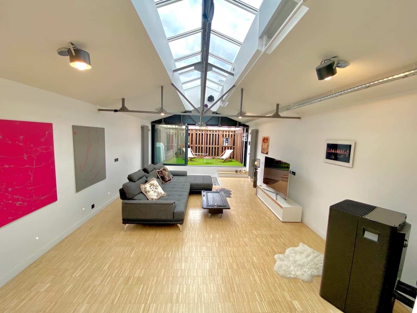 Salon dans Maison esprit loft sublimée par une verrière lumineuse - 0