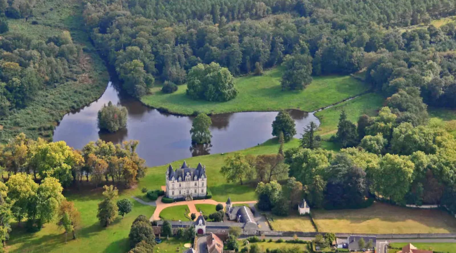 Château d'exception niché au coeur d'une vaste forêt