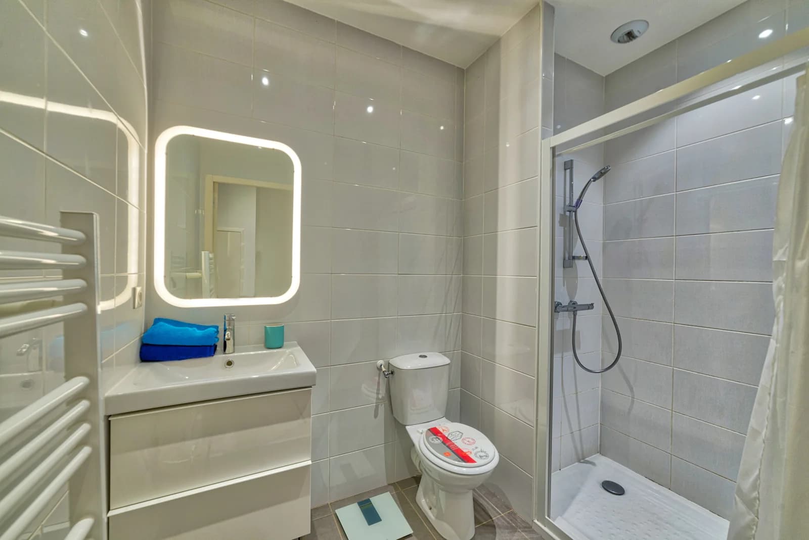 Salle de bain dans Duplex de charme au coeur vibrant de la ville - 1