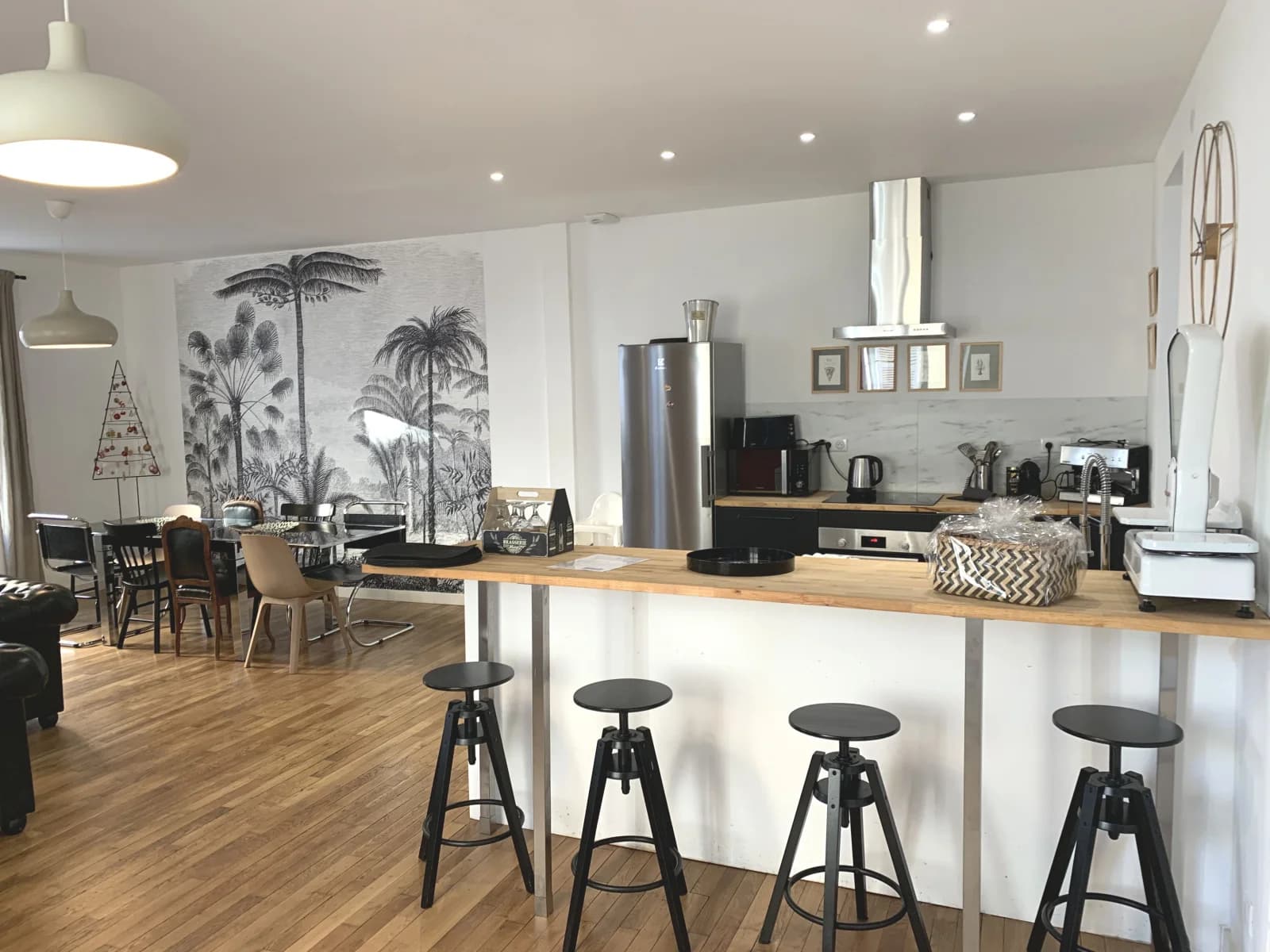Salle de réunion dans Grande maison design avec sa terrasse panoramique - 1