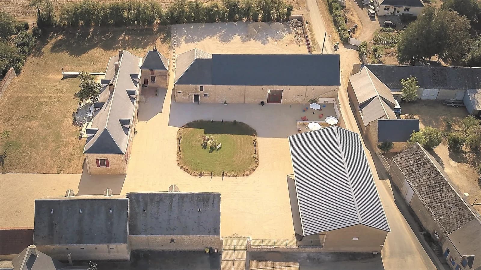 Salle de réunion dans Ancien corps de ferme fortifié, un lieu chargé d'âme - 1