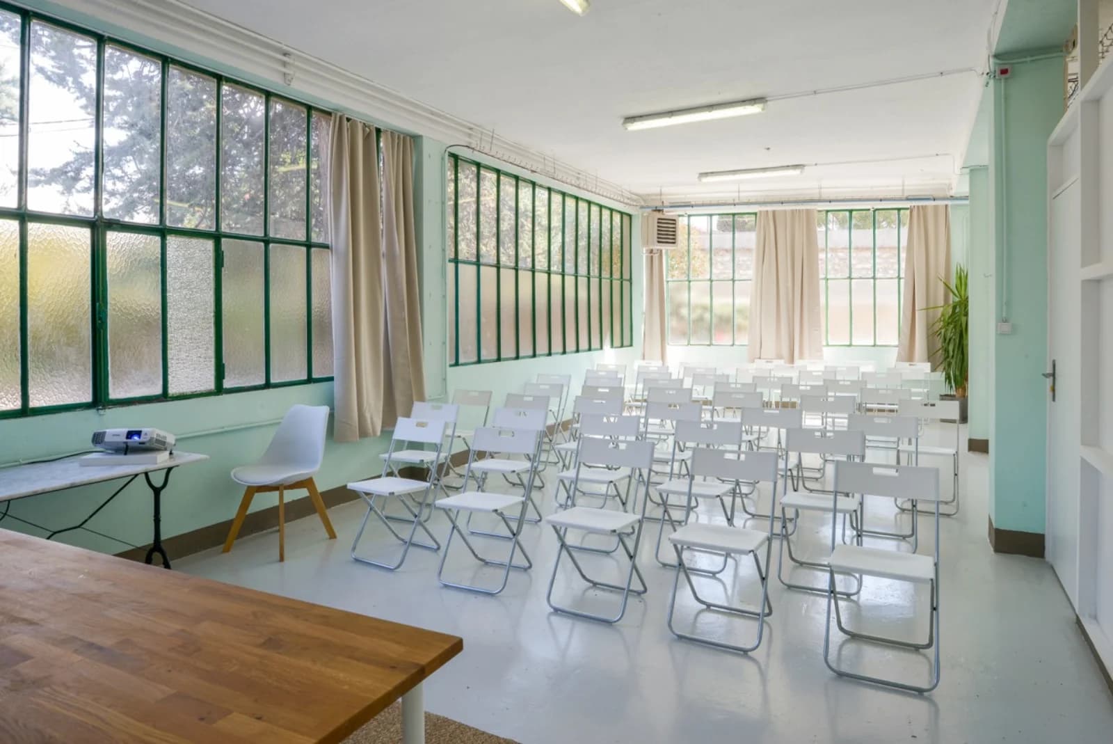 Espace Salle atelier entourée de verrières - 2