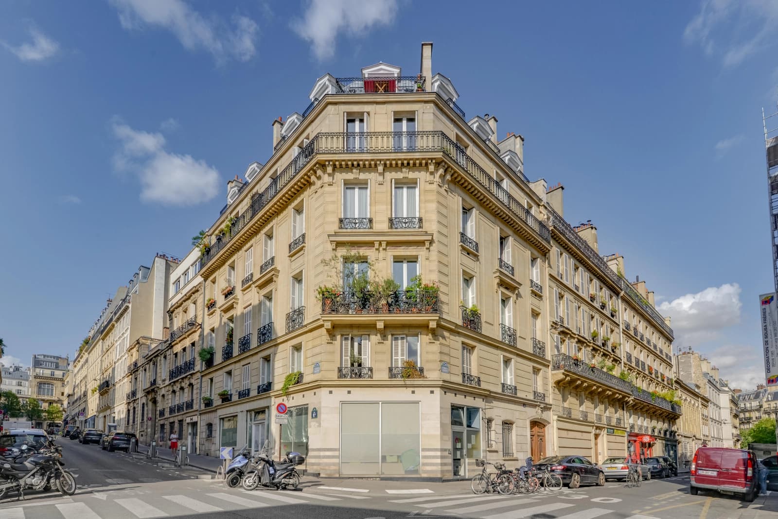 Salle de réunion dans Bel appartement alliant charme Haussmannien et design - 1