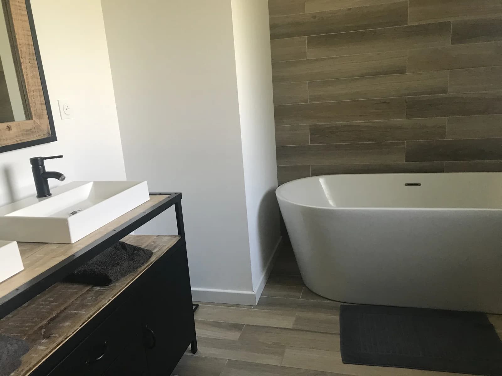 Bathroom in Renovated square farmhouse, view of garden & pasture - 1