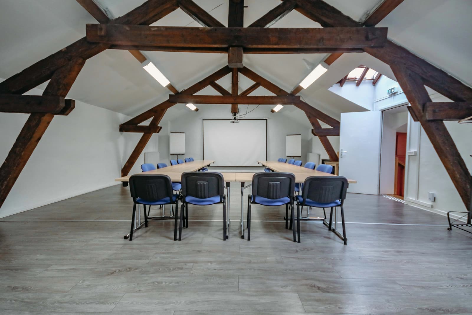 Salle de réunion dans Grande villa de charme offrant espace et authenticité - 1