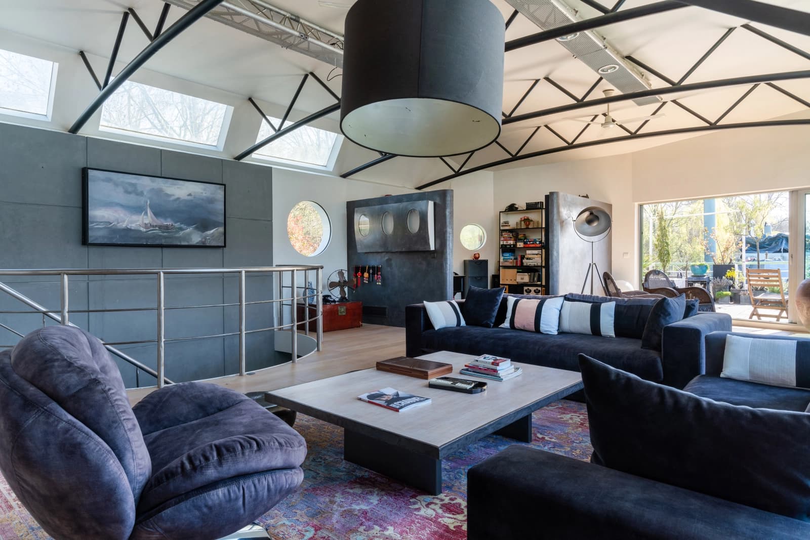 Salon dans Loft sur l'eau, une expérience de vie insolite - 1