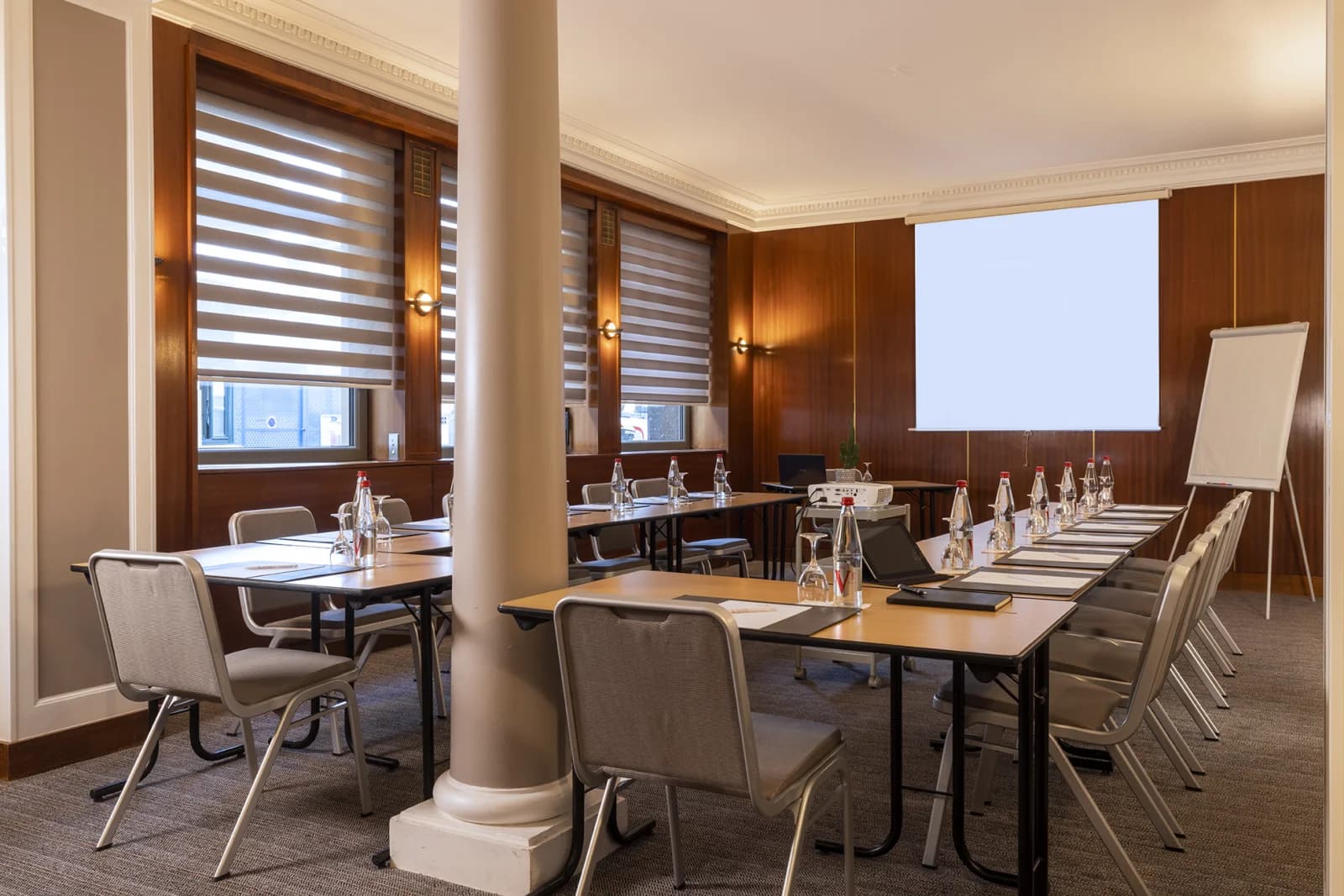 Salle de réunion dans Le Grand Salon: un espace de réception majestueux - 1