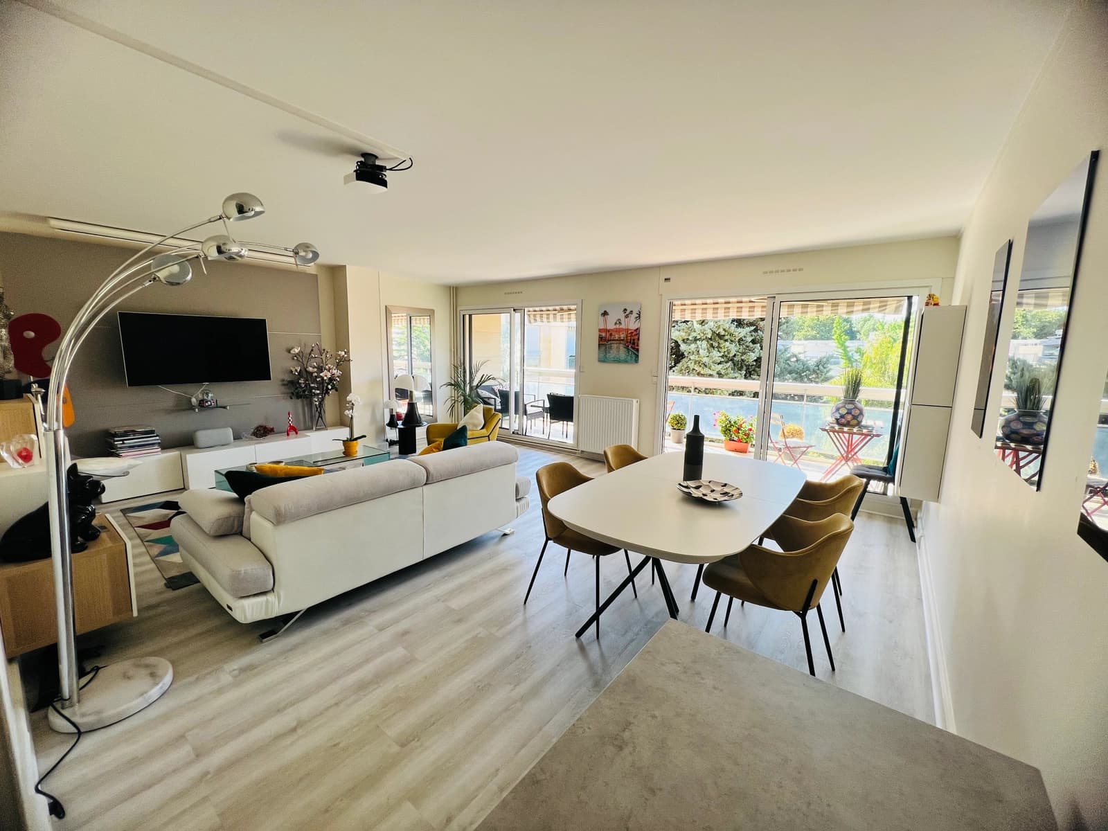 Salon dans Superbe appartement exposé sud avec vue sur la piscine - 0