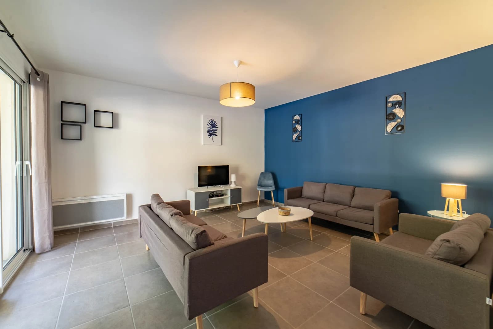 Salon dans Superbe villa neuve de 190m² et sa piscine étincelante - 1