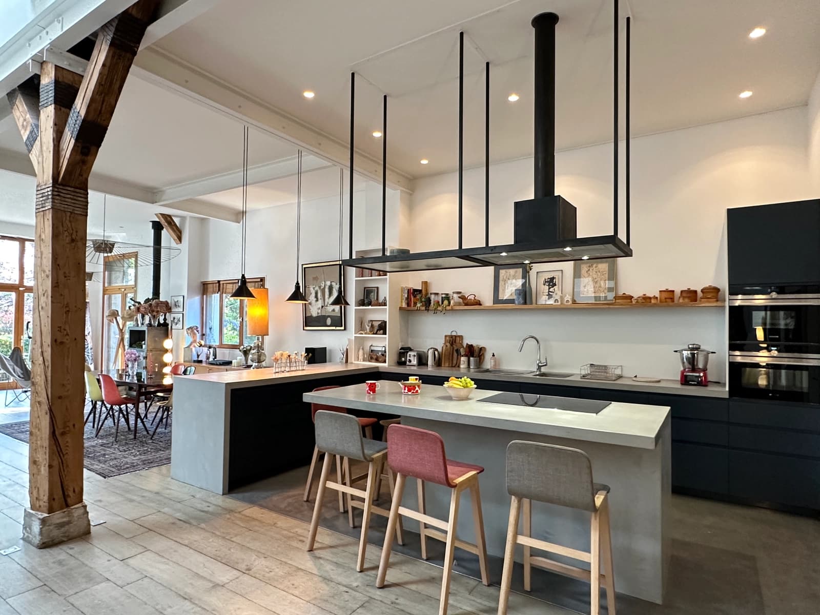 Cuisine dans Loft industriel à la décoration chaleureuse et cosy - 1