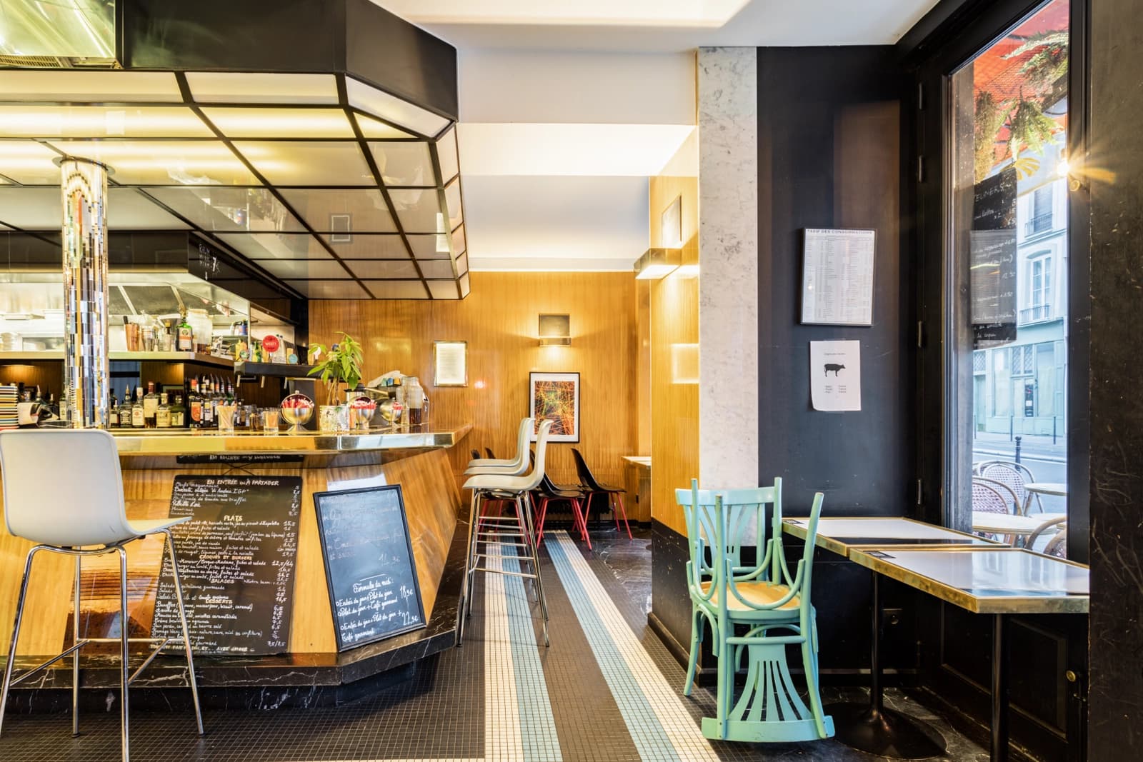 Space Beautiful Parisian bar with designer decor - 4