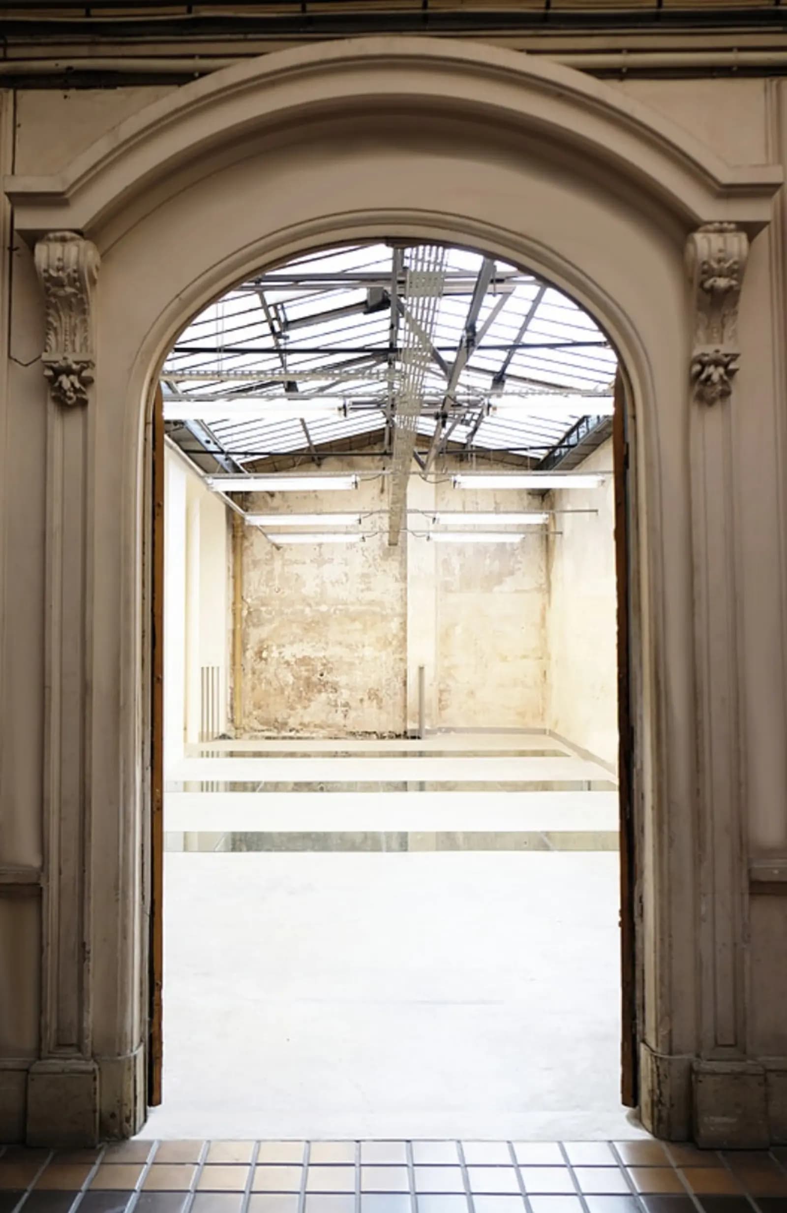Salle de bain dans Galerie d'art et sa grande verrière au cachet atypique - 1