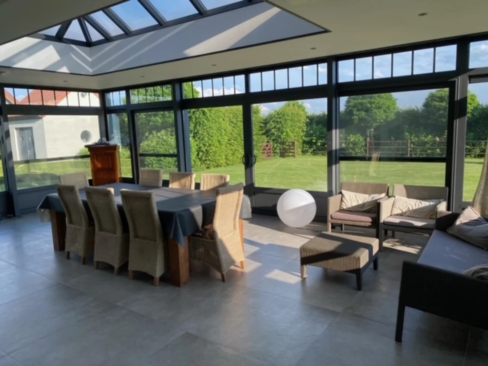 Salle de réunion dans L'Orangerie: un espace de réception lumineux et élégant - 0