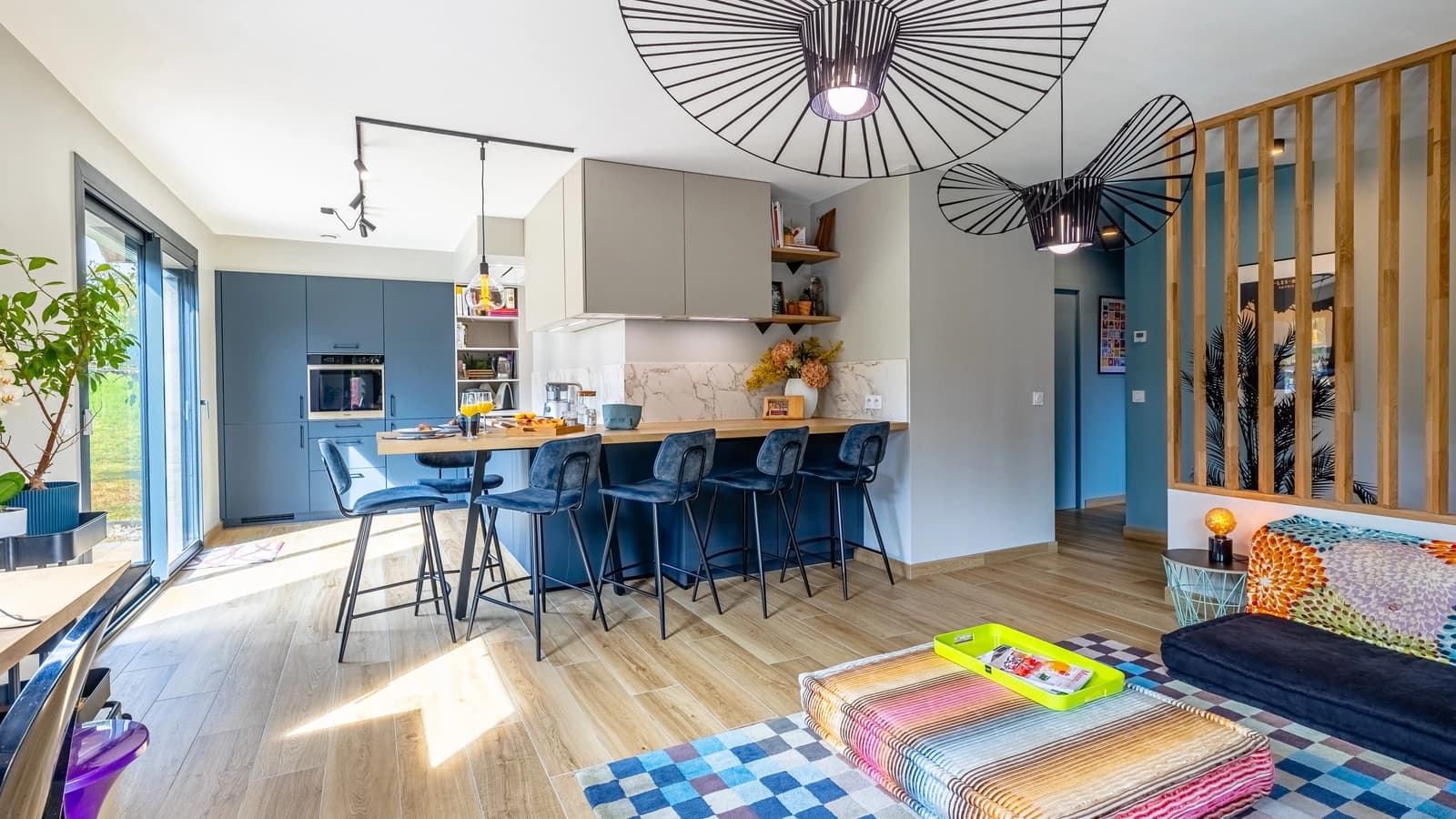 Maison polyvalente baignée d'une douce lumière