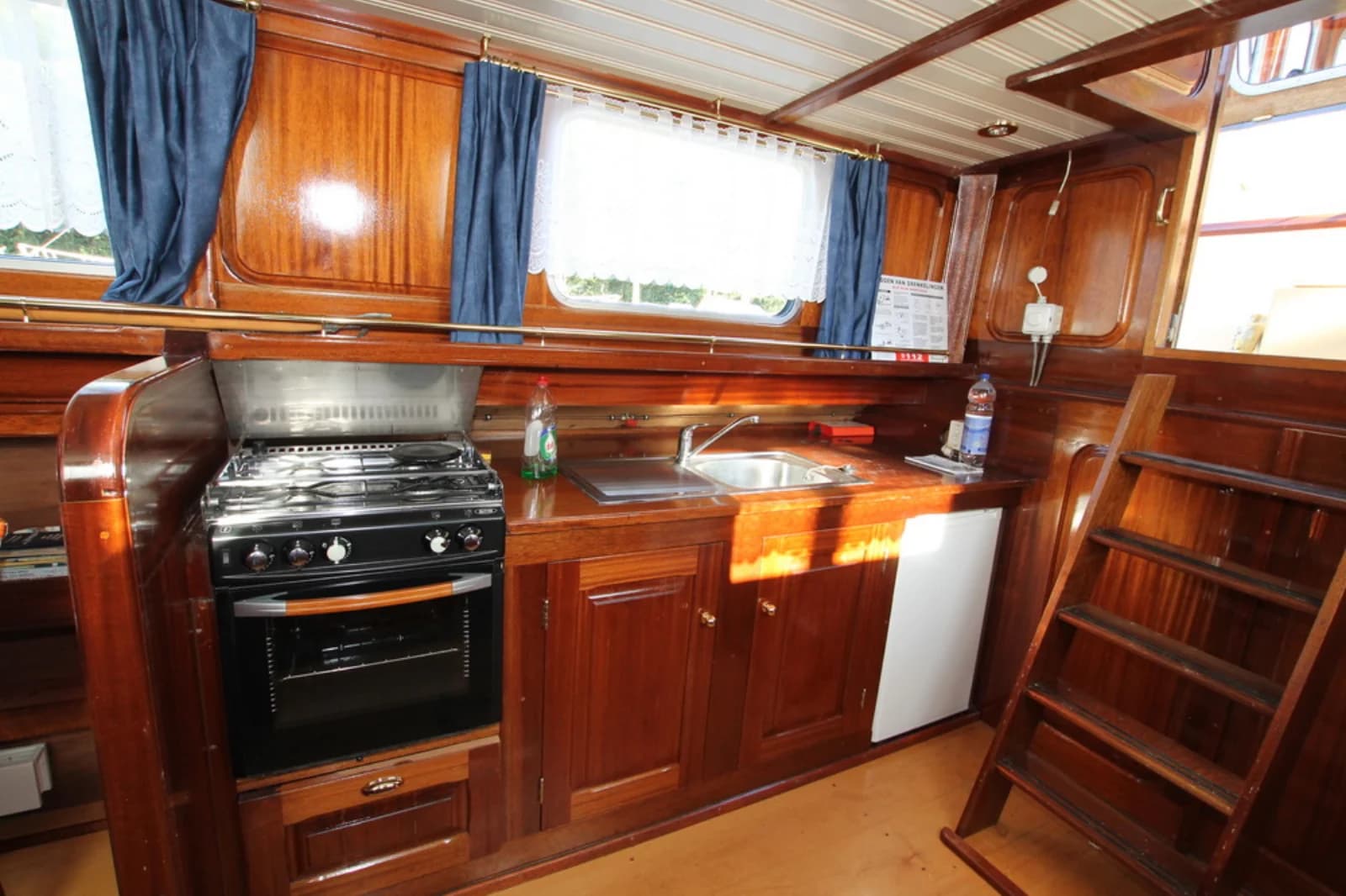 Cuisine dans Magnifique péniche amarrée, une autre vie - 1