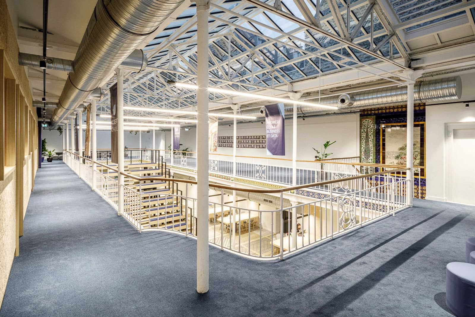 Salle de réunion dans Lieu singulier rénové, baigné de lumière du ciel - 1