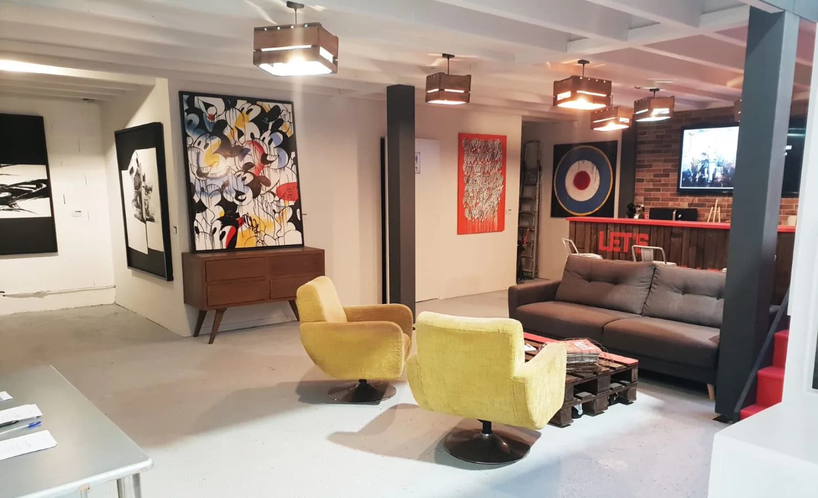 Salon dans Un lieu résolument atypique et délicieusement artistique - 1