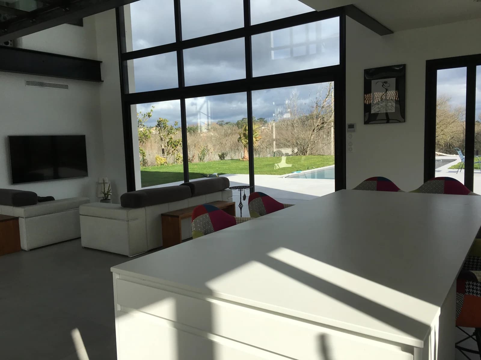 Espace Maison moderne où la lumière sculpte les volumes - 1