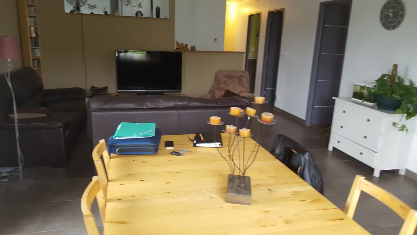 Salle de réunion dans Bel espace dans grande maison avec piscine et jardin - 0