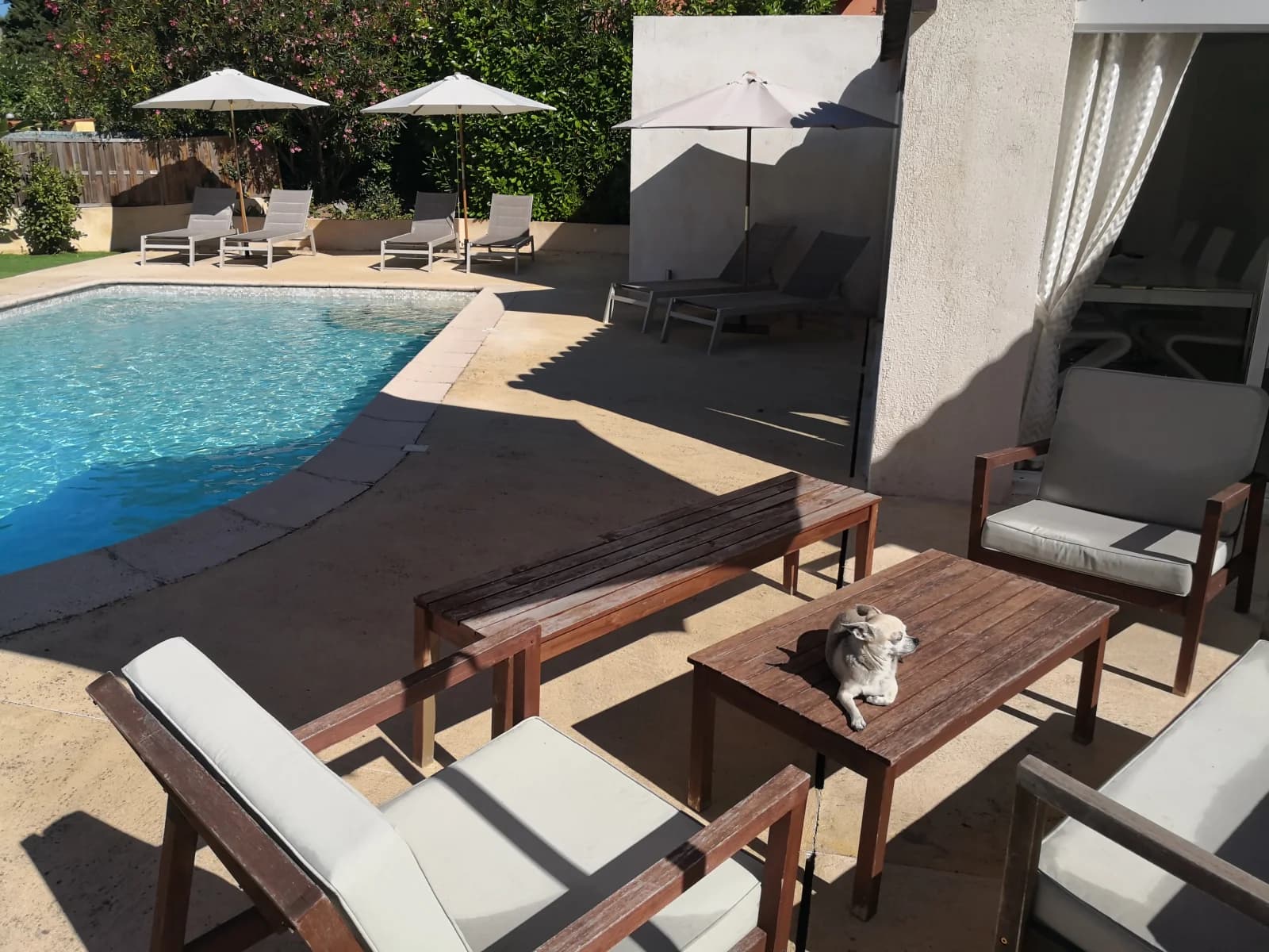 Villa semi-contemporaine avec piscine et pool house