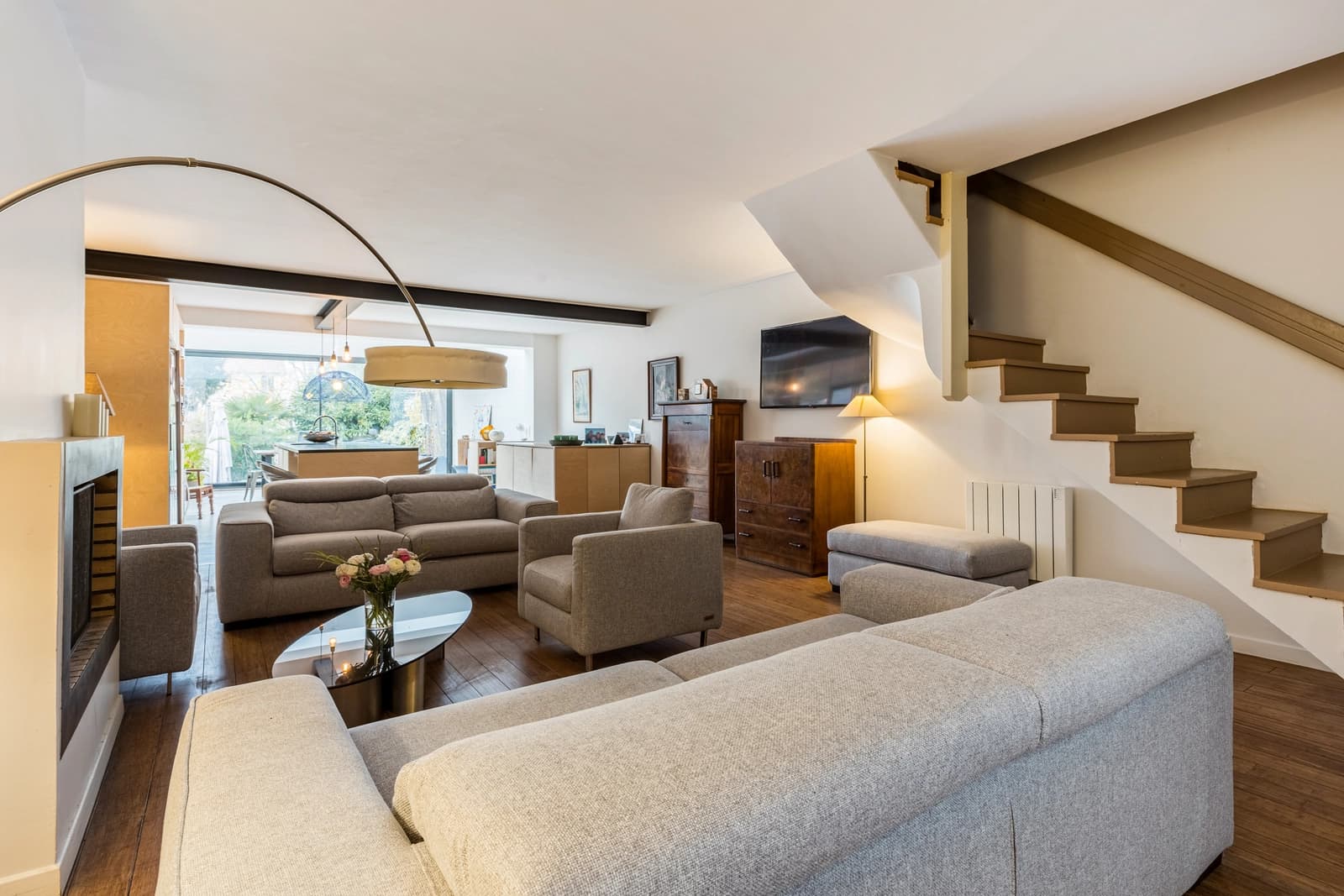 Salon dans Rueil-Malmaison: maison à l'esprit "Loft" et design - 1