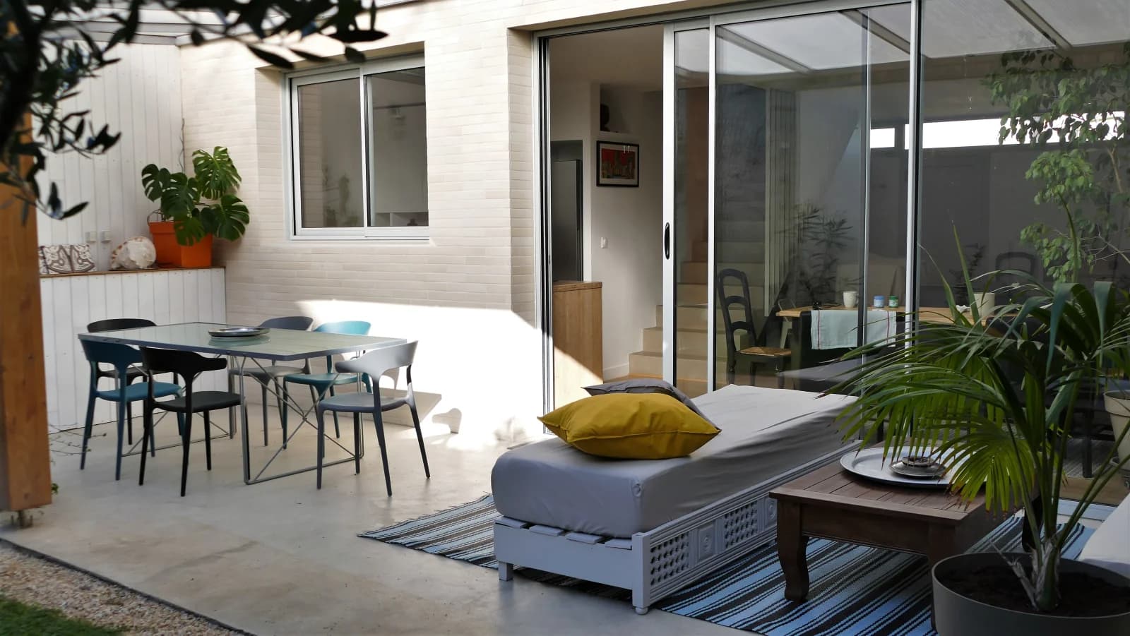Salle de réunion dans Maison lumineuse avec un bel espace extérieur paysager - 1