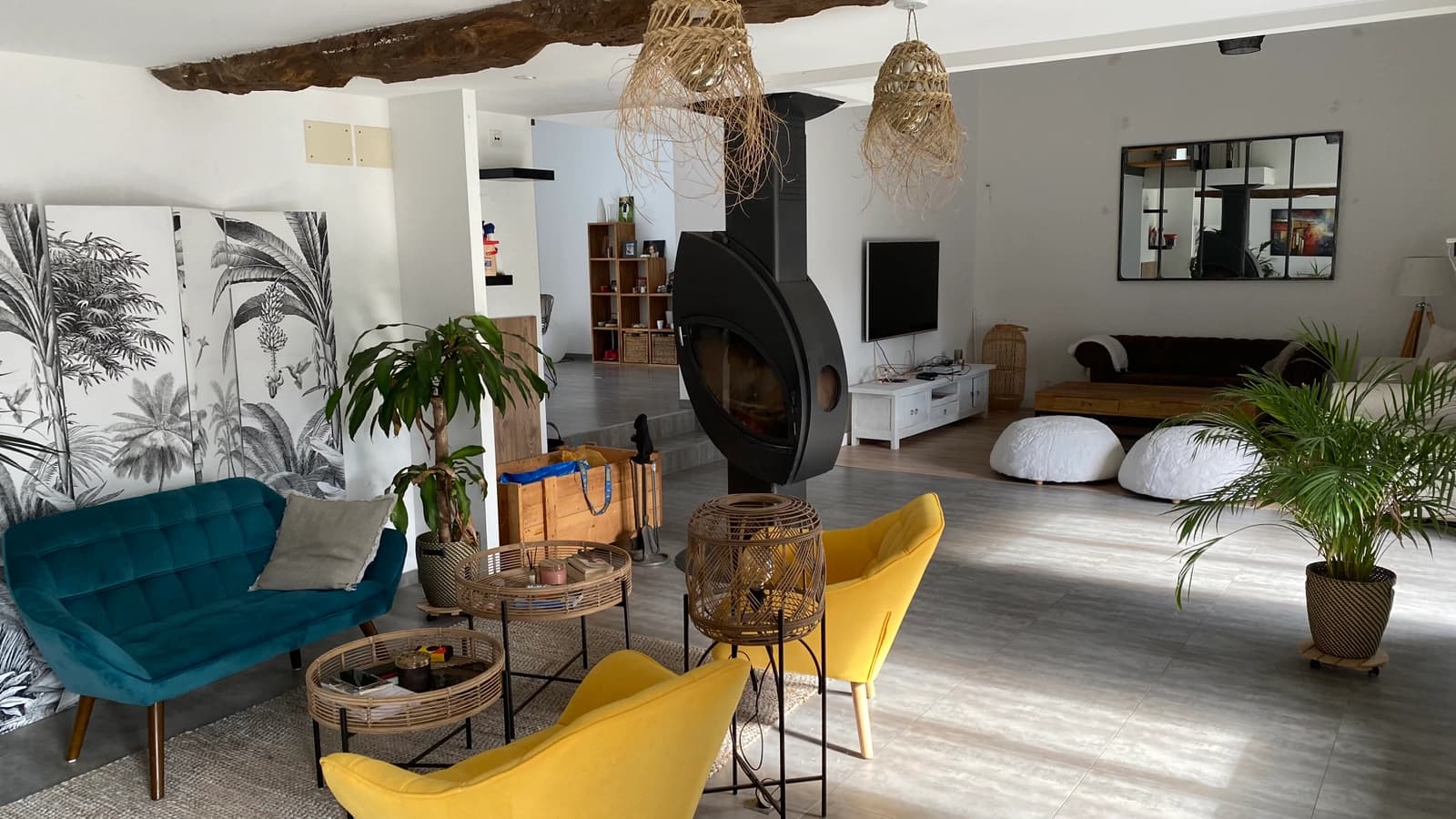 Salon dans Grands espaces verdoyants avec une piscine extérieure - 1