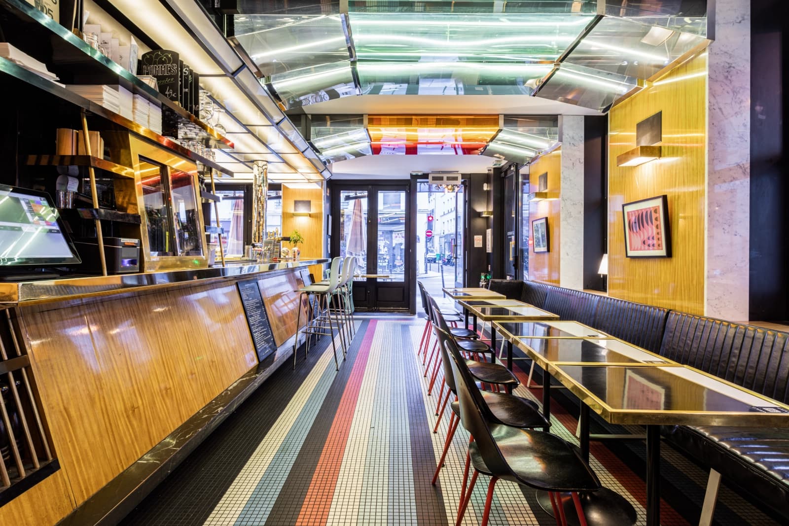 Space Beautiful Parisian bar with designer decor - 1