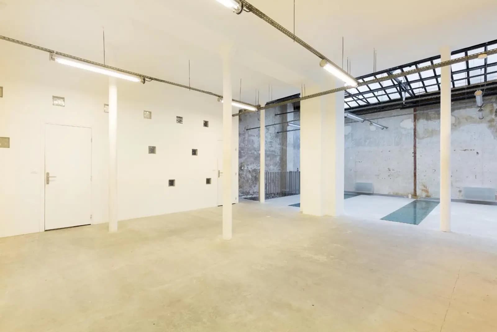 Salon dans Galerie d'art et sa grande verrière au cachet atypique - 1