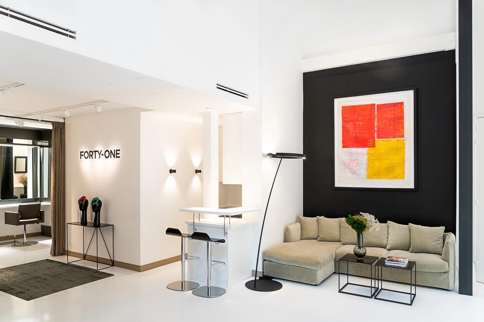 Salon dans Studio et Loft parisiens, une alliance de chic et design - 1