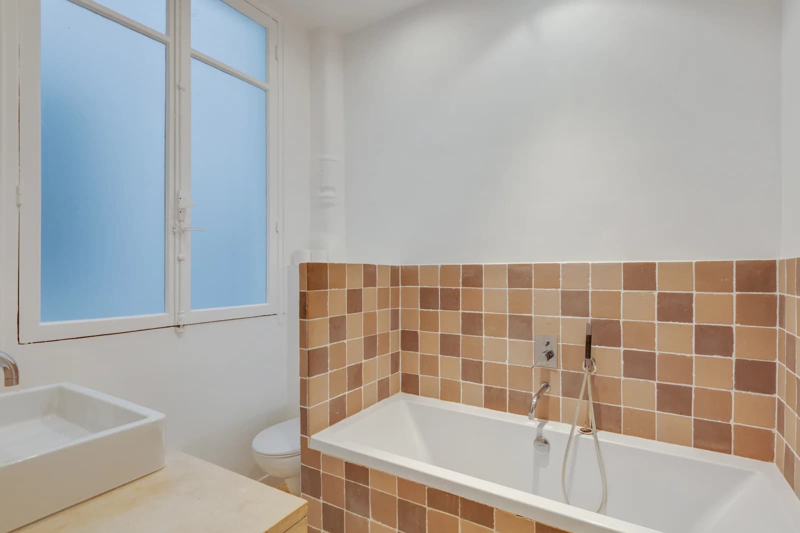 Salle de bain dans Superbe appartement Haussmannien au coeur du 7ème - 1