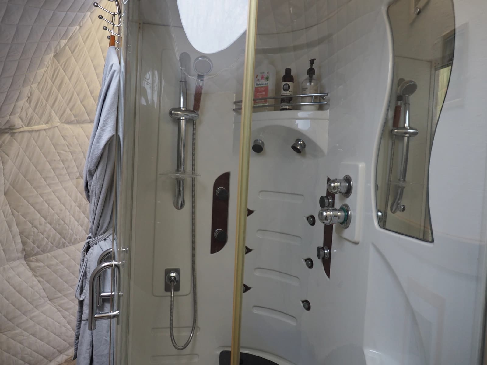 Salle de bain dans Écrin de sérénité au coeur des mystères celtiques - 1