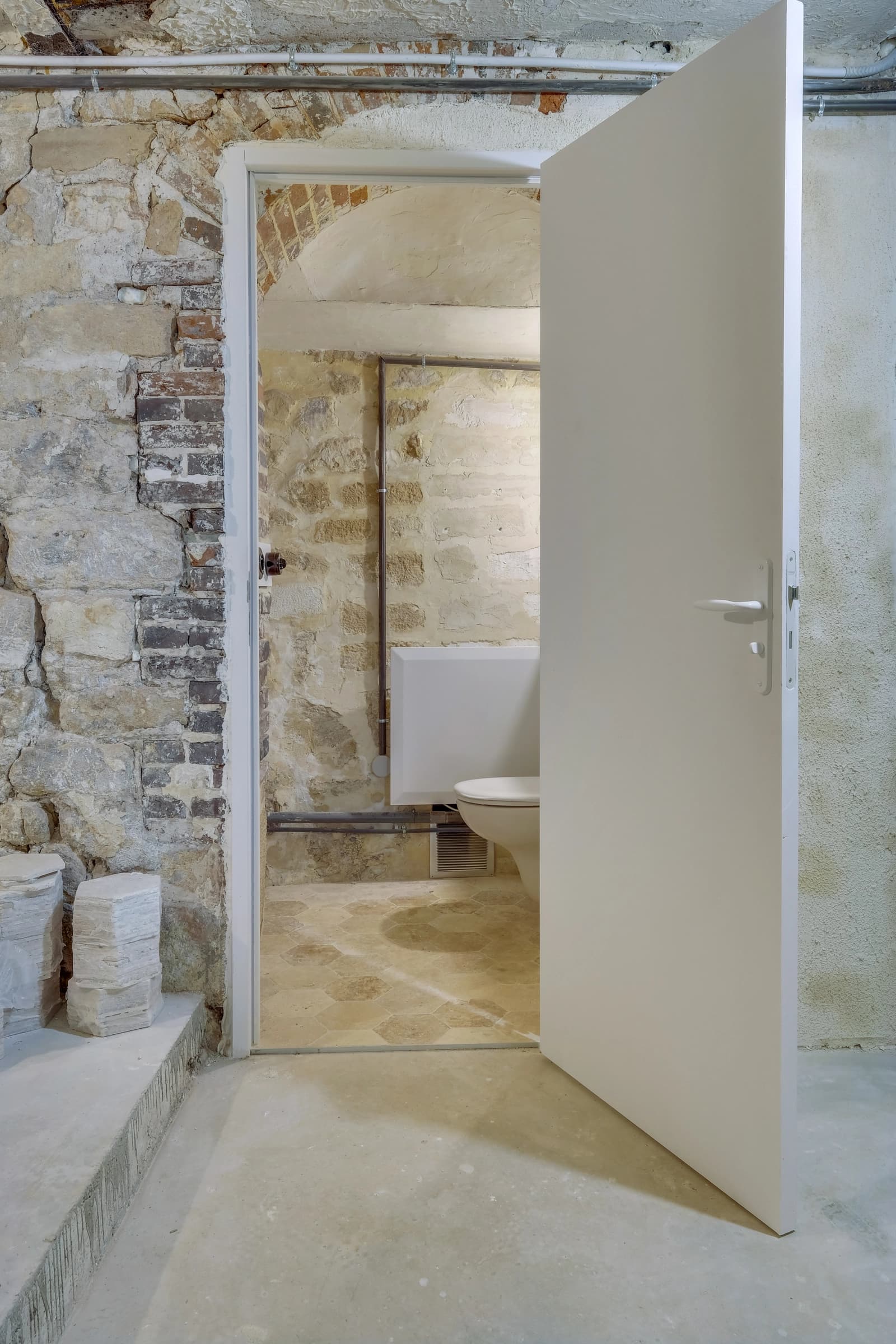 Salle de bain dans Une Galerie-Boutique au coeur du Marais - 1