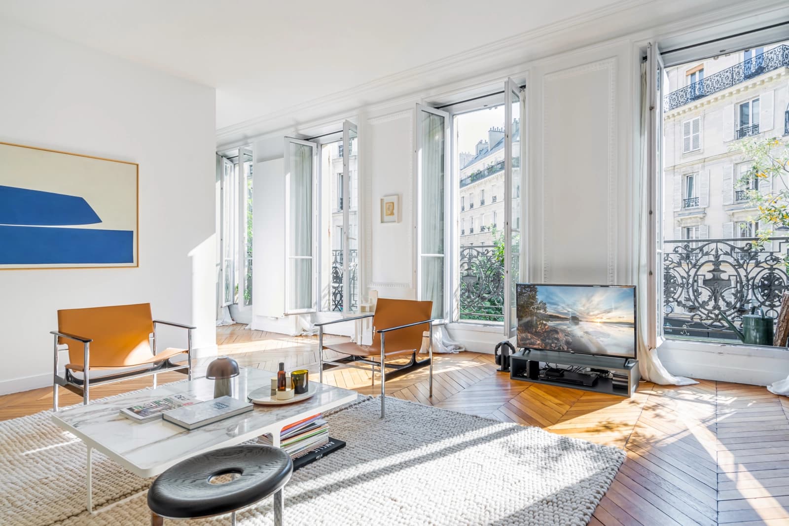 Salon dans Appartement haussmannien d'une grande luminosité - 1