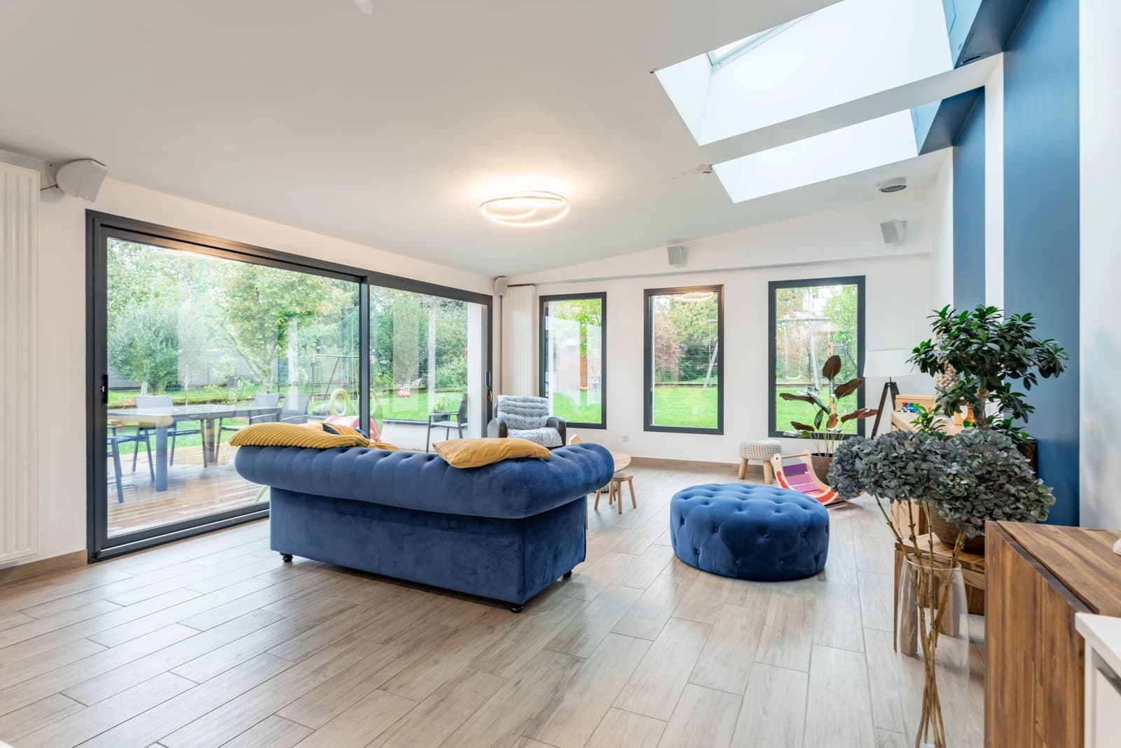 Living room in Quiet, modern house with garden - 1