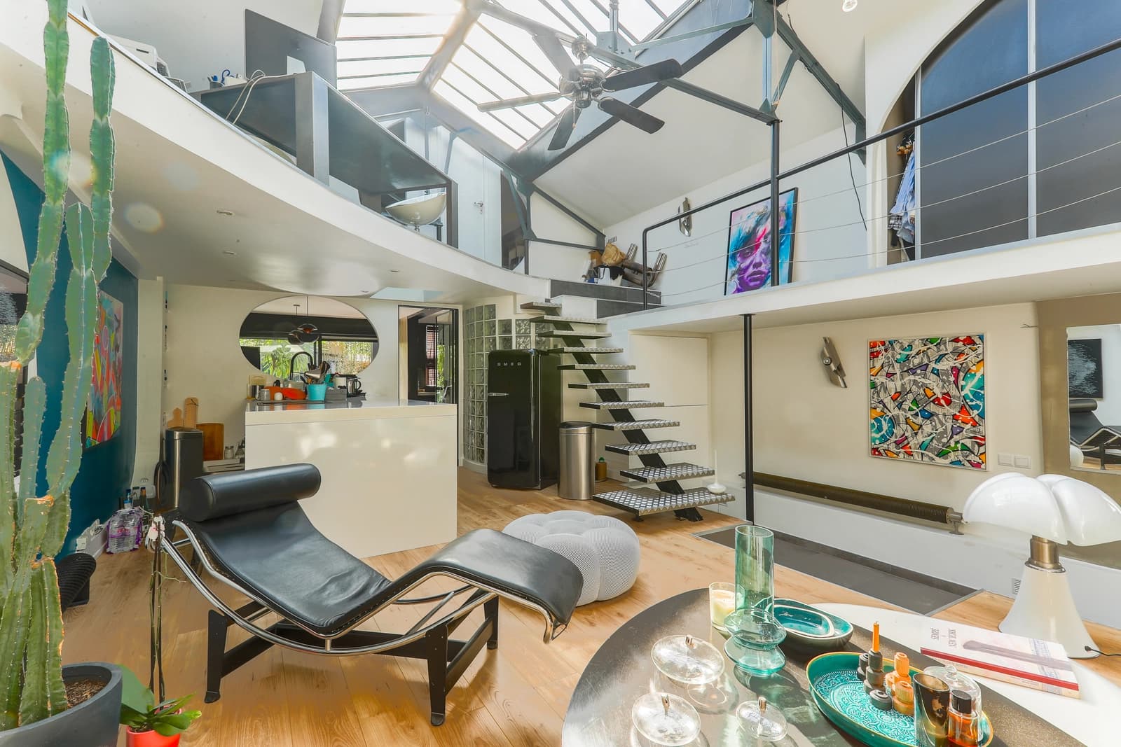 Salon dans Loft contemporain aux volumes ouverts et fluides - 1