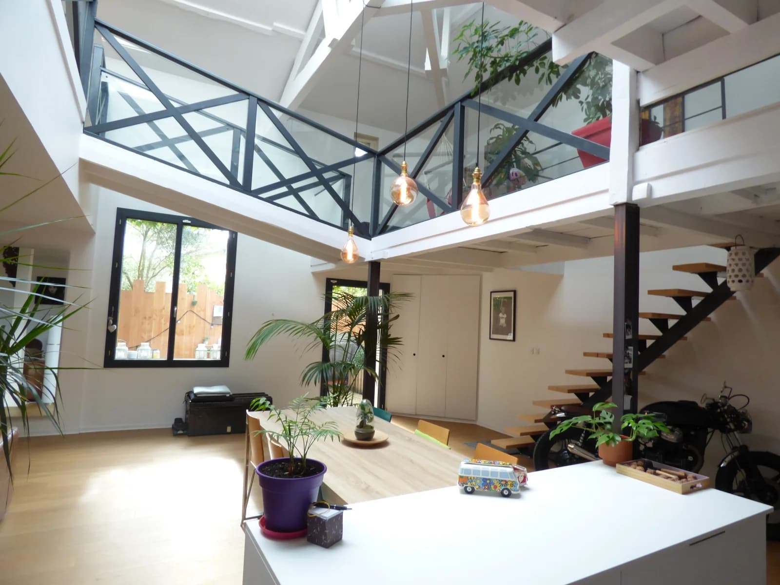 Salle de réunion dans Loft baigné de lumière, une atmosphère inspirante - 1
