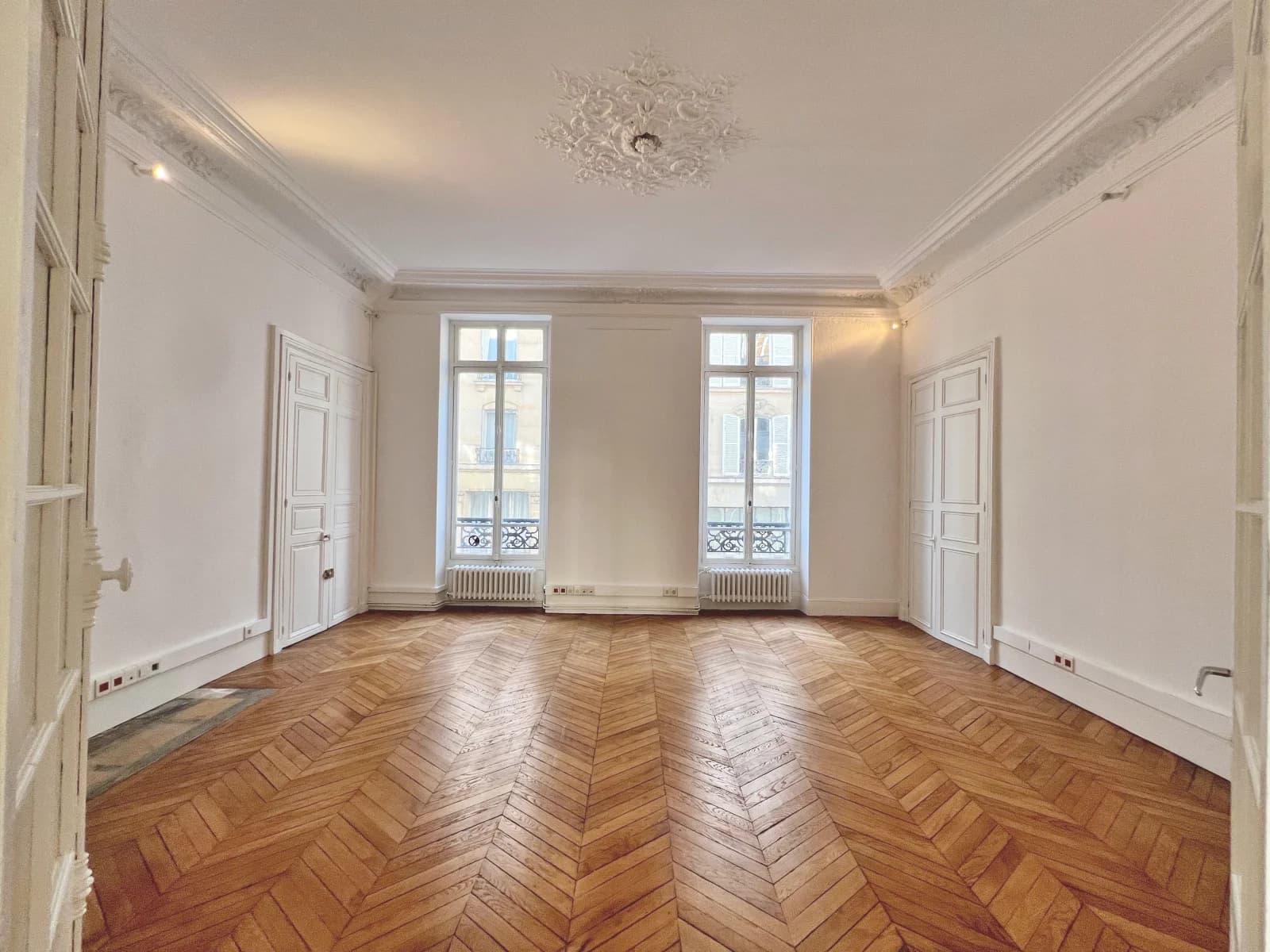 Space Haussmann-style apartment with high ceilings and parquet flooring - 4