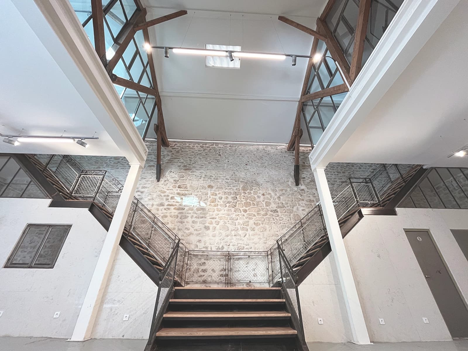 Espace Lieu industriel au cachet brut, disponible à la location - 1